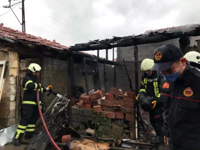 Son dakika haberleri: Amasya'da kömürlükte çıkan yangın bitişikteki evlere sıçramadan söndürüldü Son dakika haberleri: Amasya'da kömürlükte çıkan yangın bitişikteki evlere sıçramadan söndürüldü