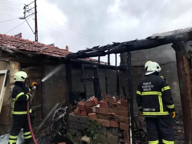 Son dakika haberleri: Amasya'da kömürlükte çıkan yangın bitişikteki evlere sıçramadan söndürüldü Son dakika haberleri: Amasya'da kömürlükte çıkan yangın bitişikteki evlere sıçramadan söndürüldü