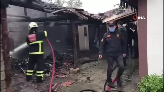 Son dakika haberleri: Amasya'da kömürlükte çıkan yangın bitişikteki evlere sıçramadan söndürüldü Son dakika haberleri: Amasya'da kömürlükte çıkan yangın bitişikteki evlere sıçramadan söndürüldü