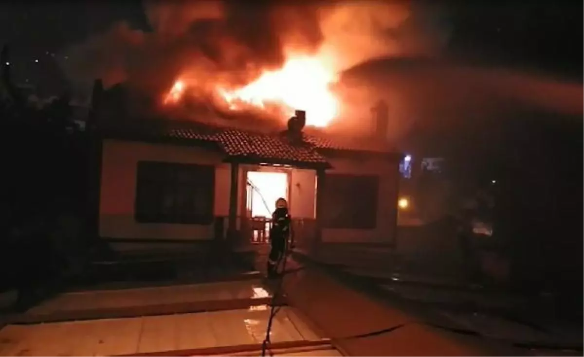 Amasya'da otel olarak kullanılan tarihi konak alev alev yandı