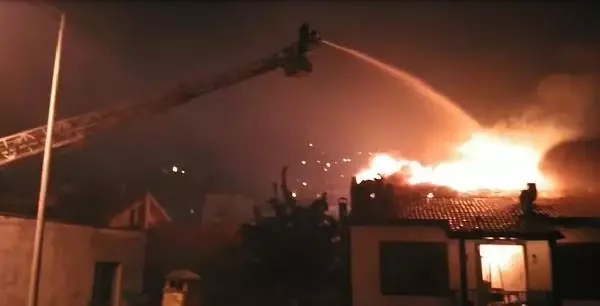 Amasya'da otel olarak kullanılan tarihi konak alev alev yandı Amasya'da otel olarak kullanılan tarihi konak alev alev yandı