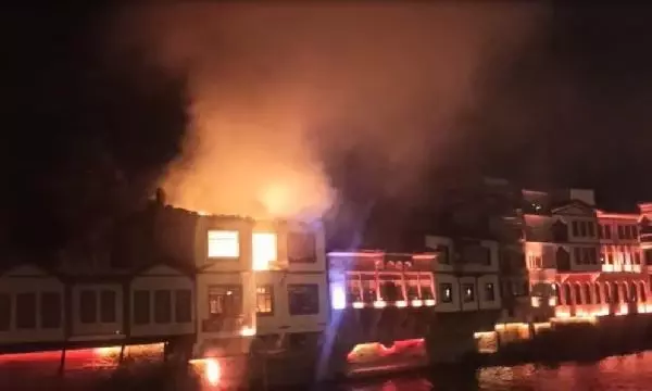 Amasya'da otel olarak kullanılan tarihi konak alev alev yandı Amasya'da otel olarak kullanılan tarihi konak alev alev yandı