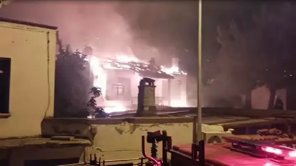 Amasya'da otel olarak kullanılan tarihi konak alev alev yandı Amasya'da otel olarak kullanılan tarihi konak alev alev yandı