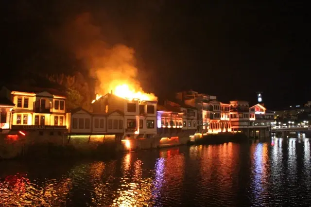 Son dakika 3. sayfa: Amasya'da tarihi evlerin bulunduğu alandaki otelde yangın çıktı Son dakika 3. sayfa: Amasya'da tarihi evlerin bulunduğu alandaki otelde yangın çıktı