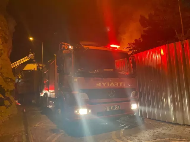 Son dakika haberi... Amasya'da tarihi yalıboyu evlerinin bulunduğu alandaki otel olarak kullanılan konakta yangın çıktı Son dakika haberi... Amasya'da tarihi yalıboyu evlerinin bulunduğu alandaki otel olarak kullanılan konakta yangın çıktı