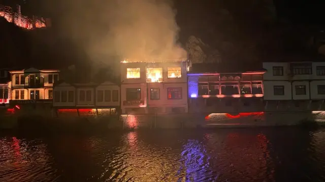 Son dakika haberi... Amasya'da tarihi yalıboyu evlerinin bulunduğu alandaki otel olarak kullanılan konakta yangın çıktı Son dakika haberi... Amasya'da tarihi yalıboyu evlerinin bulunduğu alandaki otel olarak kullanılan konakta yangın çıktı