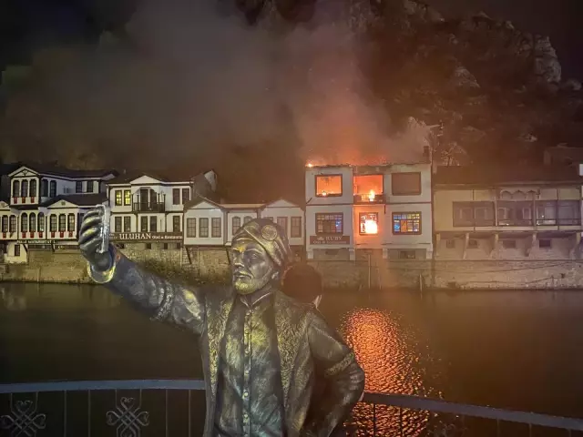 Son dakika haberi... Amasya'da tarihi yalıboyu evlerinin bulunduğu alandaki otel olarak kullanılan konakta yangın çıktı Son dakika haberi... Amasya'da tarihi yalıboyu evlerinin bulunduğu alandaki otel olarak kullanılan konakta yangın çıktı
