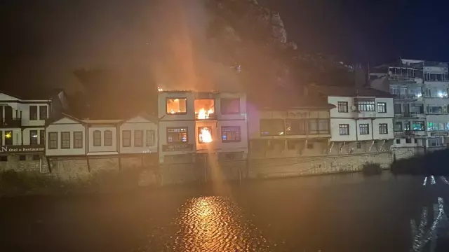 Son dakika haberi... Amasya'da tarihi yalıboyu evlerinin bulunduğu alandaki otel olarak kullanılan konakta yangın çıktı Son dakika haberi... Amasya'da tarihi yalıboyu evlerinin bulunduğu alandaki otel olarak kullanılan konakta yangın çıktı