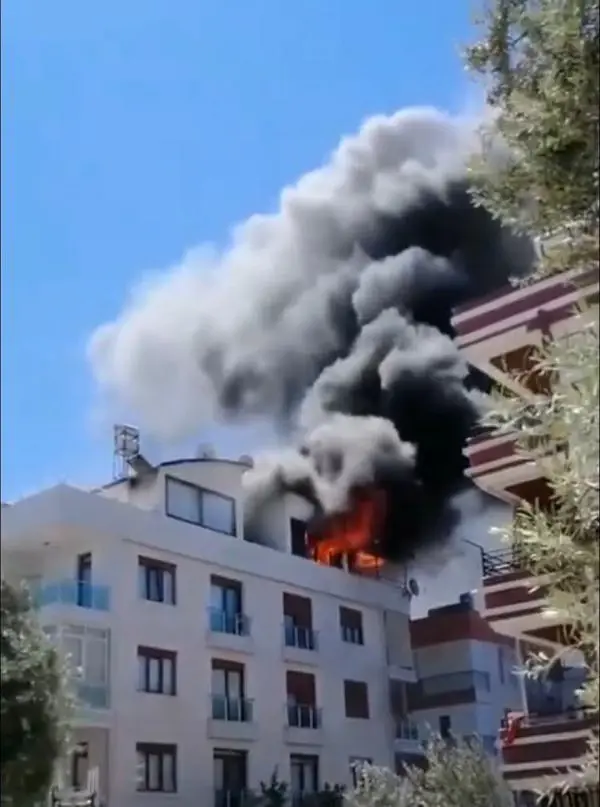 Antalya'da 2 daire alev alev yandı Antalya'da 2 daire alev alev yandı