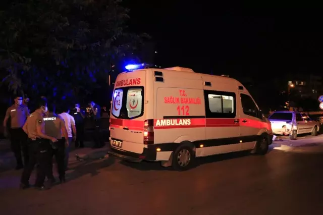 Drift atan otomobil bekçiye çarpıp yaraladıktan sonra kaçtı Drift atan otomobil bekçiye çarpıp yaraladıktan sonra kaçtı