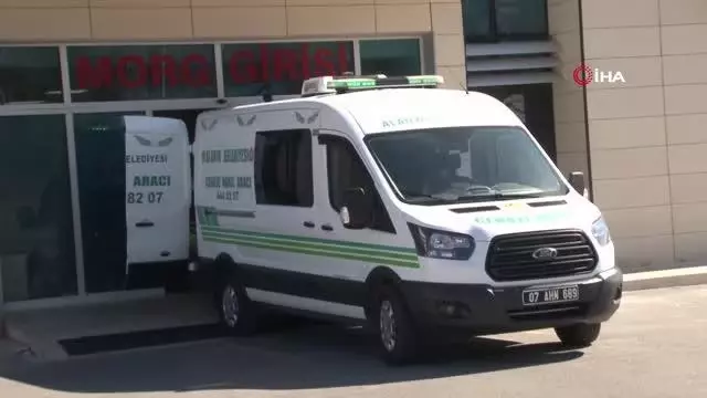 Eşinin boğup, kepçe ile gömdüğü kadının cenazesi otopsi için morga getirildi Eşinin boğup, kepçe ile gömdüğü kadının cenazesi otopsi için morga getirildi