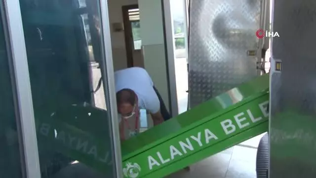 Eşinin boğup, kepçe ile gömdüğü kadının cenazesi otopsi için morga getirildi Eşinin boğup, kepçe ile gömdüğü kadının cenazesi otopsi için morga getirildi