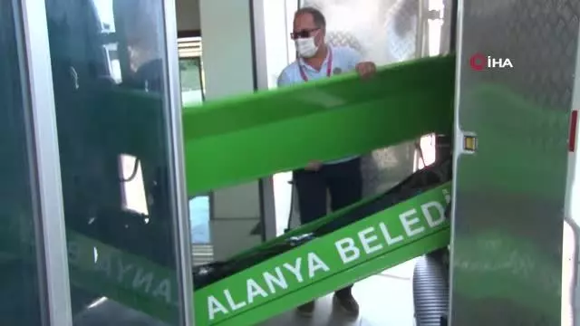 Eşinin boğup, kepçe ile gömdüğü kadının cenazesi otopsi için morga getirildi Eşinin boğup, kepçe ile gömdüğü kadının cenazesi otopsi için morga getirildi