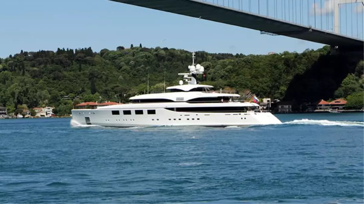 Gören dönüp bir daha baktı! 75 milyon dolarlık lüks yat İstanbul Boğazı'ndan geçti