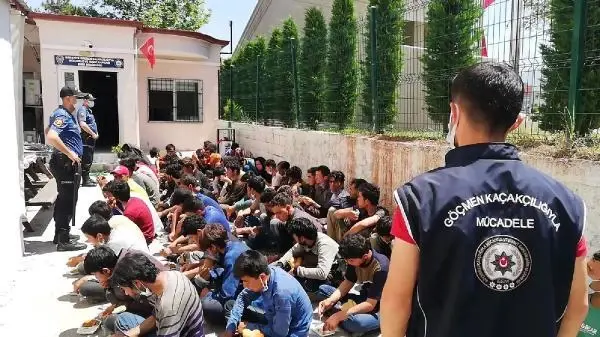 İKİ MİNİBÜSTE BALIK İSTİFİ TAŞINAN 74 KAÇAK GÖÇMEN YAKALANDI İKİ MİNİBÜSTE BALIK İSTİFİ TAŞINAN 74 KAÇAK GÖÇMEN YAKALANDI