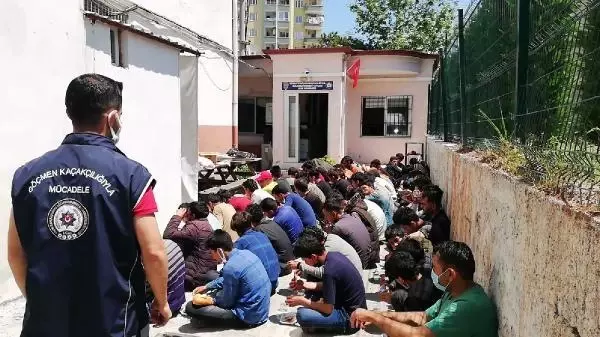 İKİ MİNİBÜSTE BALIK İSTİFİ TAŞINAN 74 KAÇAK GÖÇMEN YAKALANDI İKİ MİNİBÜSTE BALIK İSTİFİ TAŞINAN 74 KAÇAK GÖÇMEN YAKALANDI
