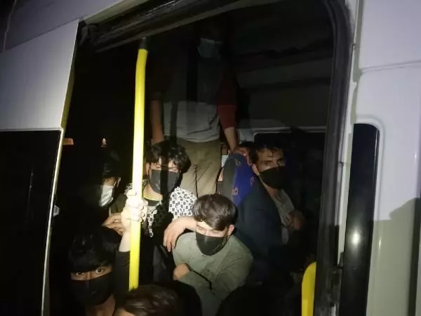 İKİ MİNİBÜSTE BALIK İSTİFİ TAŞINAN 74 KAÇAK GÖÇMEN YAKALANDI İKİ MİNİBÜSTE BALIK İSTİFİ TAŞINAN 74 KAÇAK GÖÇMEN YAKALANDI