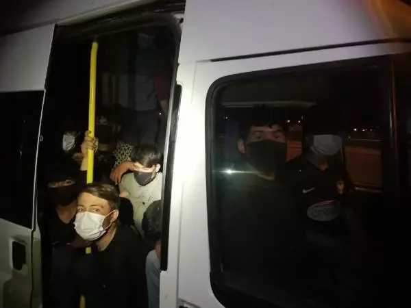 İKİ MİNİBÜSTE BALIK İSTİFİ TAŞINAN 74 KAÇAK GÖÇMEN YAKALANDI İKİ MİNİBÜSTE BALIK İSTİFİ TAŞINAN 74 KAÇAK GÖÇMEN YAKALANDI