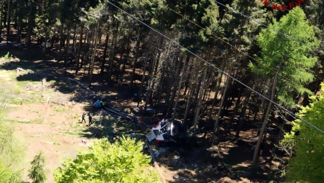 İtalya'da bir dağda teleferik düştü: 13 ölü, 2 yaralı