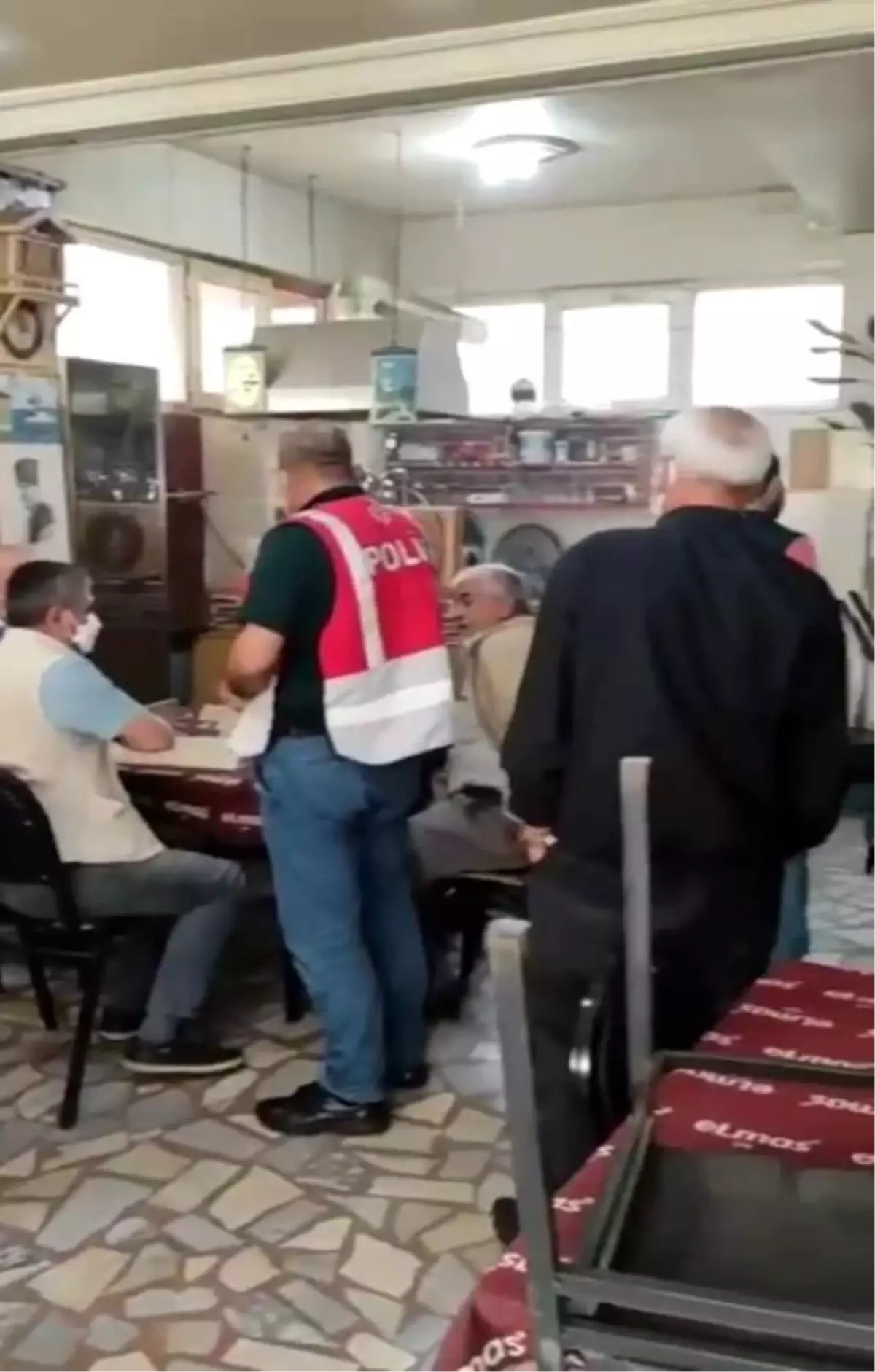 Son dakika... Kısıtlamaya uymadılar, polise yakalanınca okey oynamaya devam ettiler