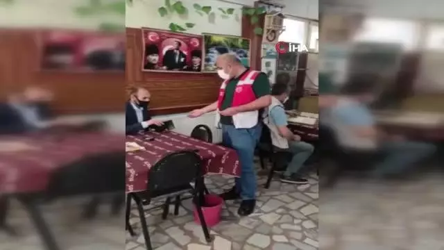 Son dakika... Kısıtlamaya uymadılar, polise yakalanınca okey oynamaya devam ettiler
