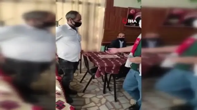 Son dakika... Kısıtlamaya uymadılar, polise yakalanınca okey oynamaya devam ettiler