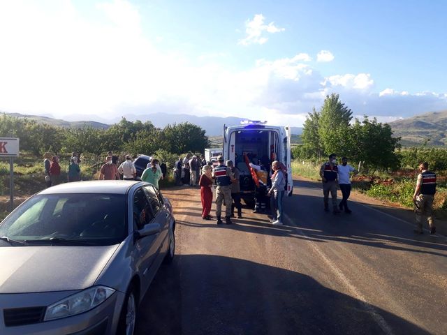 Malatya'da iki otomobil çarpıştı: 4 yaralı Malatya'da iki otomobil çarpıştı: 4 yaralı
