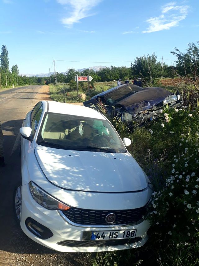 Malatya'da iki otomobil çarpıştı: 4 yaralı Malatya'da iki otomobil çarpıştı: 4 yaralı