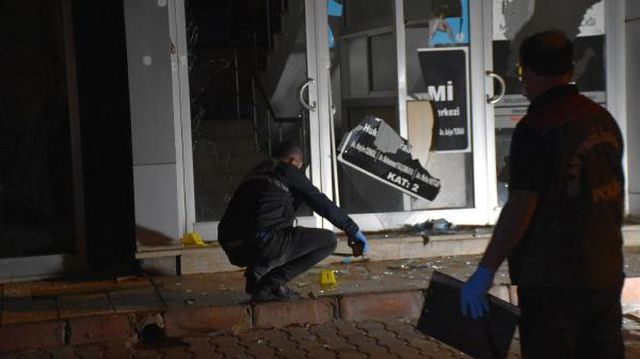Malatya'da İYİ Parti binasına sopalı saldırı Malatya'da İYİ Parti binasına sopalı saldırı