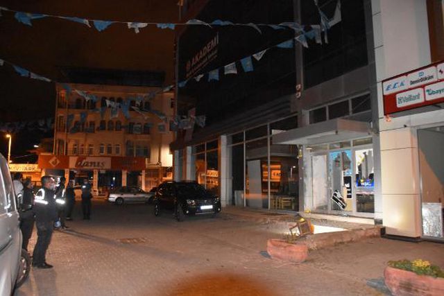 Malatya'da İYİ Parti binasına sopalı saldırı Malatya'da İYİ Parti binasına sopalı saldırı