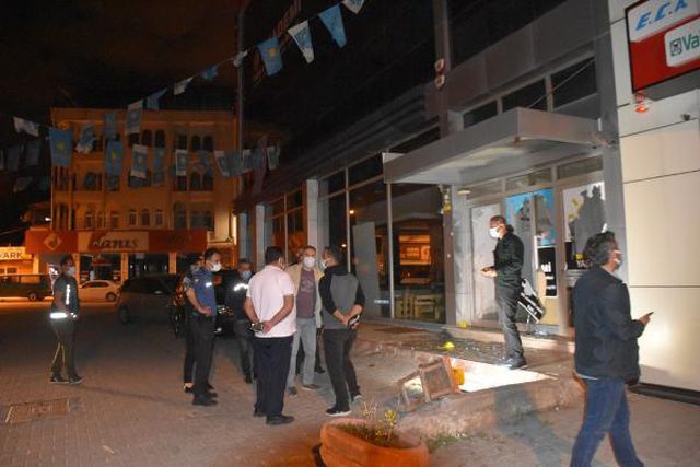 Malatya'da İYİ Parti binasına sopalı saldırı Malatya'da İYİ Parti binasına sopalı saldırı