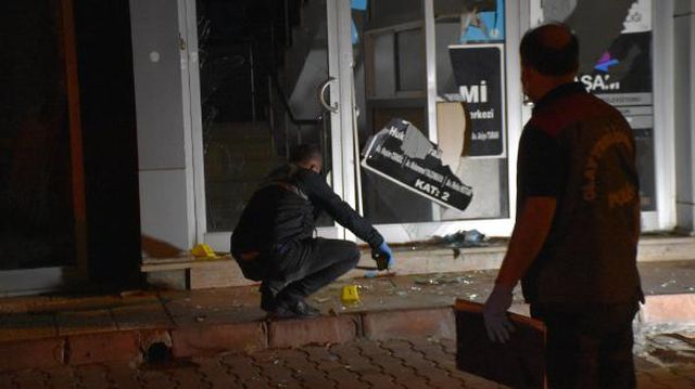 Malatya'da İYİ Parti binasına sopalı saldırı Malatya'da İYİ Parti binasına sopalı saldırı