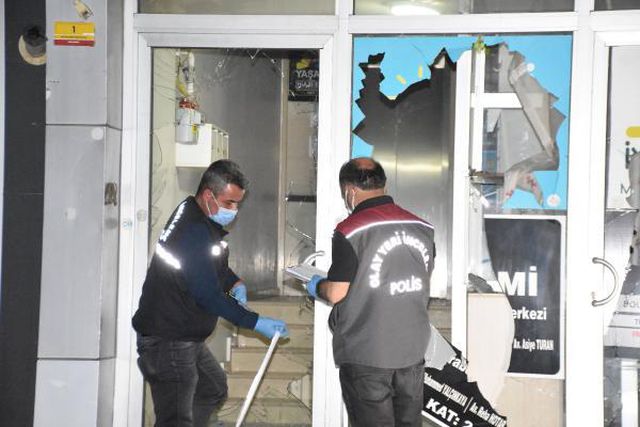 Malatya'da İYİ Parti binasına sopalı saldırı Malatya'da İYİ Parti binasına sopalı saldırı
