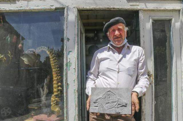 Mardin'de volkanik dağın eteklerinden toplayarak hazırladığı tabletlerin tanesini 1000 liradan satıyor