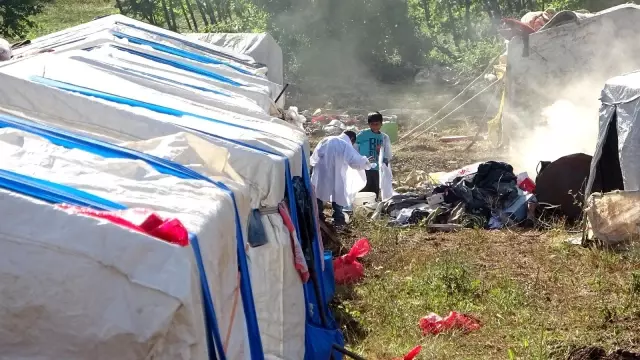 Mevsimlik işçilerin çocuklarının çıplak ayaklı oyun mutluluğu Mevsimlik işçilerin çocuklarının çıplak ayaklı oyun mutluluğu