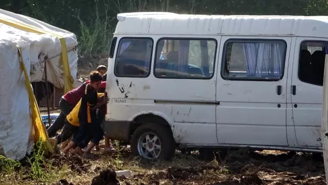Mevsimlik işçilerin çocuklarının çıplak ayaklı oyun mutluluğu Mevsimlik işçilerin çocuklarının çıplak ayaklı oyun mutluluğu