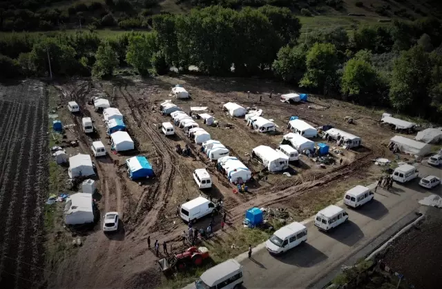 Mevsimlik işçilerin çocuklarının çıplak ayaklı oyun mutluluğu Mevsimlik işçilerin çocuklarının çıplak ayaklı oyun mutluluğu