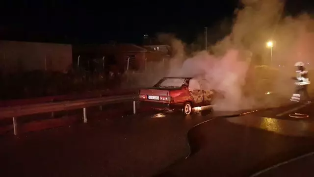 Orta refüje çarpan otomobil yanarak küle döndü Orta refüje çarpan otomobil yanarak küle döndü