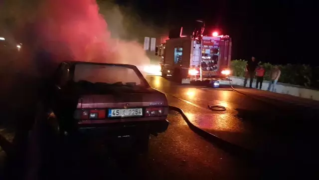 Orta refüje çarpan otomobil yanarak küle döndü Orta refüje çarpan otomobil yanarak küle döndü