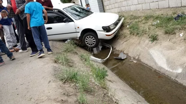 Otomobille minibüs çarpıştı: 4 yaralı