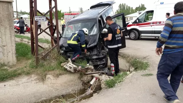 Otomobille minibüs çarpıştı: 4 yaralı