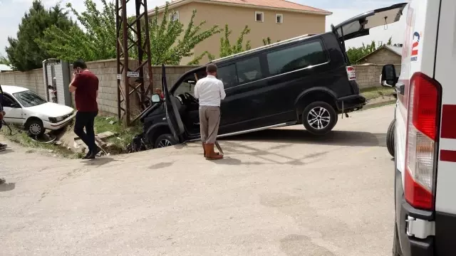 Otomobille minibüs çarpıştı: 4 yaralı