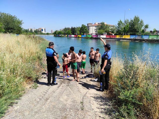 Son dakika haberleri... Polis 'ölüme kulacı' sonlandırdı Son dakika haberleri... Polis 'ölüme kulacı' sonlandırdı