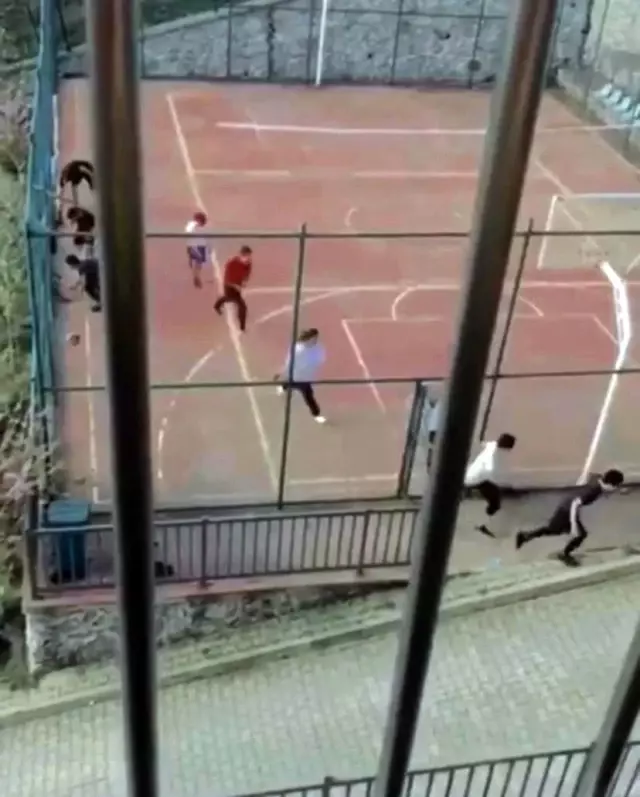 Sokağa çıkma kısıtlamasında oyun oynayan çocukların polisten kaçtığı anlar kamerada