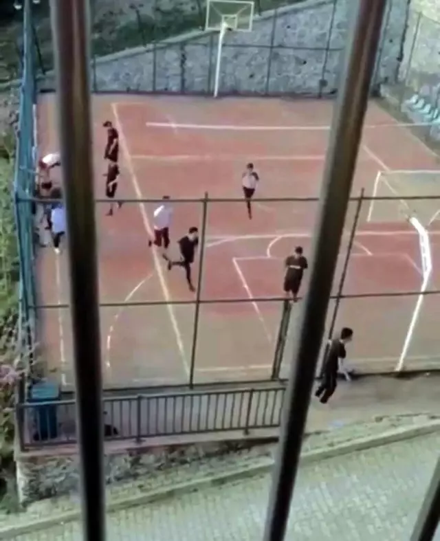 Sokağa çıkma kısıtlamasında oyun oynayan çocukların polisten kaçtığı anlar kamerada