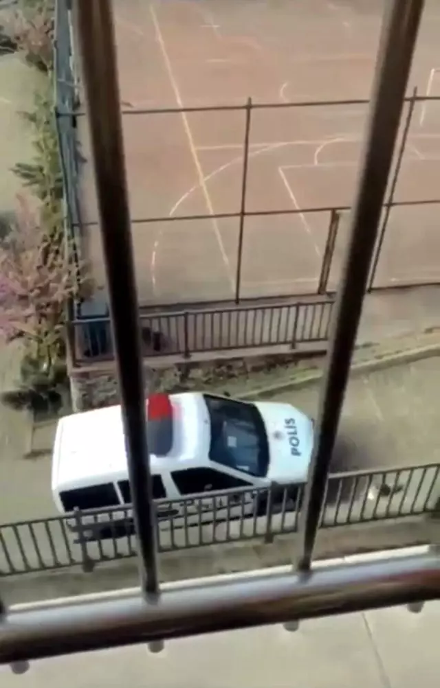 Sokağa çıkma kısıtlamasında oyun oynayan çocukların polisten kaçtığı anlar kamerada