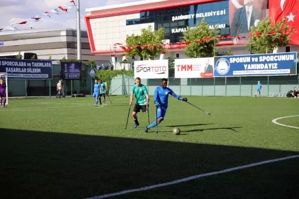 Şahinbey Belediyespor, şampiyonluğu davul zurna eşliğinde kutladı