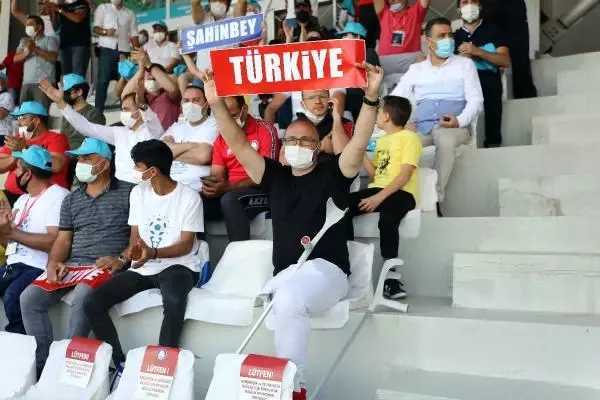 Şahinbey Belediyespor, şampiyonluğu davul zurna eşliğinde kutladı