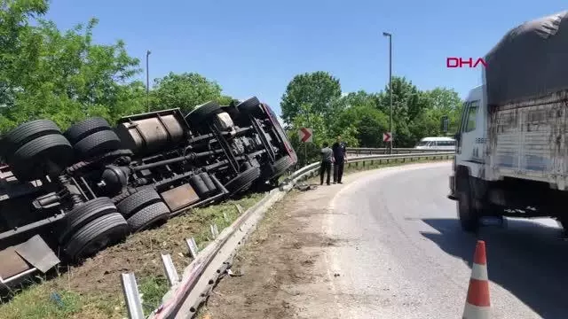SAKARYA KONTROLDEN ÇIKAN DOMATES YÜKLÜ KAMYON DEVRİLDİ SÜRÜCÜ KAZAYI YARALANMADAN ATLATTI SAKARYA KONTROLDEN ÇIKAN DOMATES YÜKLÜ KAMYON DEVRİLDİ SÜRÜCÜ KAZAYI YARALANMADAN ATLATTI