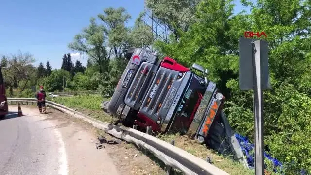 SAKARYA KONTROLDEN ÇIKAN DOMATES YÜKLÜ KAMYON DEVRİLDİ SÜRÜCÜ KAZAYI YARALANMADAN ATLATTI SAKARYA KONTROLDEN ÇIKAN DOMATES YÜKLÜ KAMYON DEVRİLDİ SÜRÜCÜ KAZAYI YARALANMADAN ATLATTI